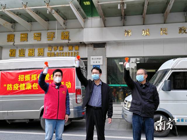 随着笛声鸣起，载满健康包的货车开始拉往各镇街发放点。 南方+ 李晓莉 拍摄