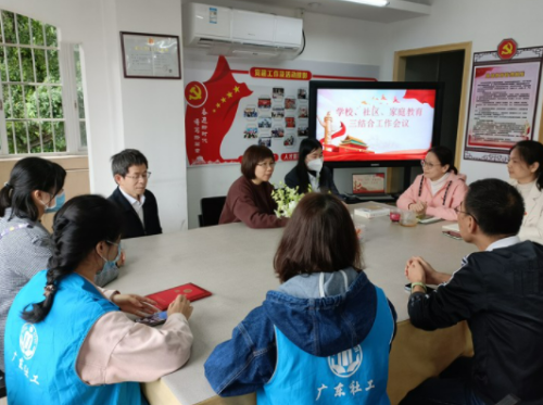 3月31日，花地街道办事处副主任、街道未成年人保护站站长谢妍、街道儿童督导员、花地街社工站、中市社区及相关科室工作人员到花地街辖内芳村实验小学举行家庭教育指导中市社区服务点授牌仪式，聘任芳村实验小学校长刘纯健为花地街道家庭教育指导服务站副站长C.png